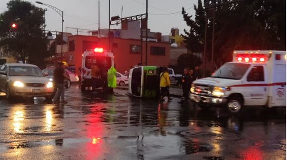 (VÍDEO) Momento exacto en que combi es chocada por un camión; pasajeros vuelan