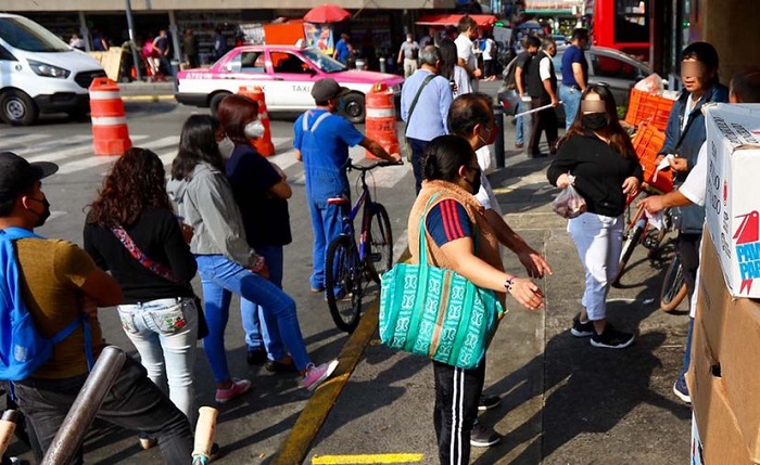 Aglomeraciones en comercios de México para comprar pavo y bacalao