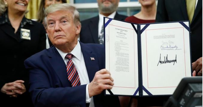 Trump firma proyecto de ley para que tortura animal sea delito federal