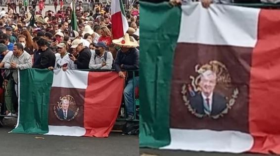 Ahora apareció una bandera de México una con la cara de AMLO en el Zócalo