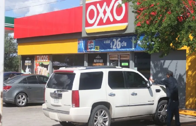 Hombres armados se llevan cuantioso botín de Oxxo en Empalme, Tijuana