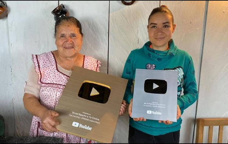 Abuelita famosa por sus recetas de cocina recibe botón de oro de YouTube
