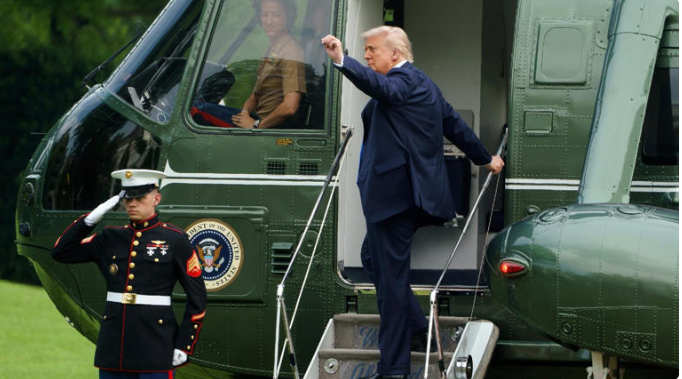 Trump ofrece mil dólares y boleto de avión a migrantes que se "autodeporten" a su país