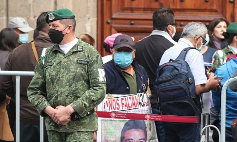 Notifican a Sedena órdenes de captura contra 20 militares por Ayotzinapa