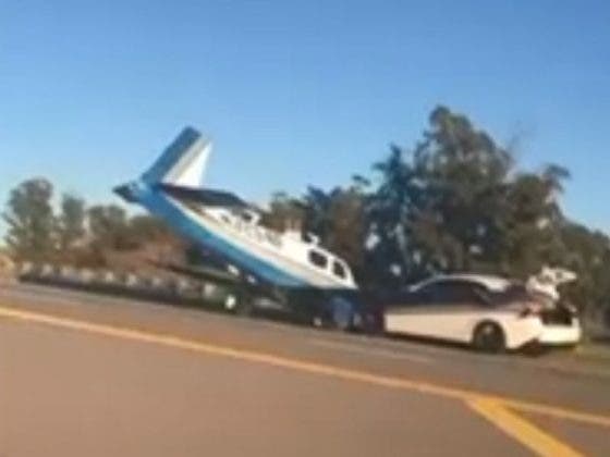 Avioneta se estrella contra un automóvil en una carretera de EE.UU.
