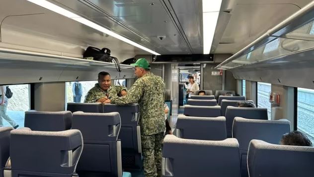 El Tren Maya se atrasa hora para llegar a un evento en Yucatán; se detuvo en el recorrido