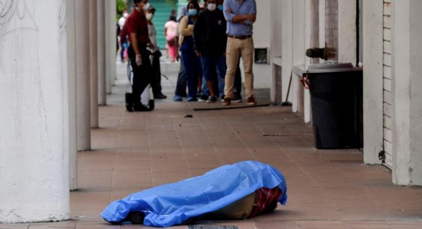 Los cadáveres se amontonan en Guayaquil por el coronavirus