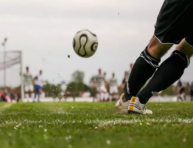 (Video) Rayo lesiona a jugadores durante partido de futbol