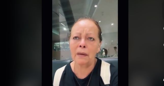 (VIDEO) Madre llora tras ser abandonada por su hija en un Aeropuerto