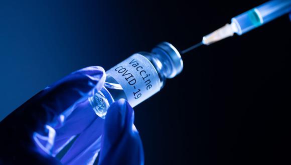 Vacuna Oxford es segura en adultos mayores y genera una respuesta inmune