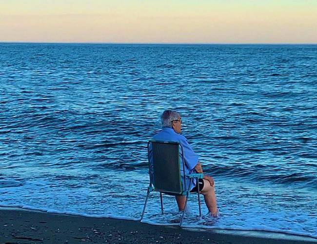 La historia detrás de la foto viral de un anciano frente al mar