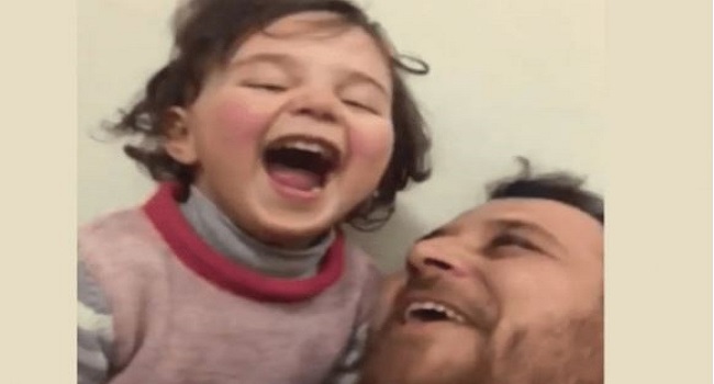 Tras crisis nerviosa, padre sirio enseña a su hija a reírse de las bombas