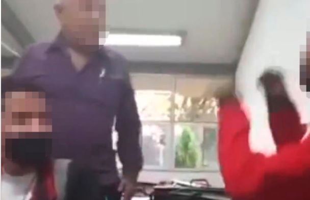 (VIDEO) Profesor reta a golpes a alumno en el salón: "Yo te la rompo"
