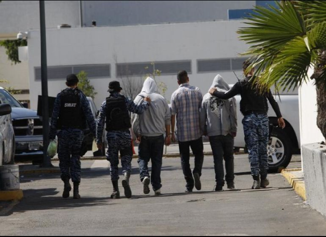 Detienen en Sonora a cinco hondureños en posesión de armas