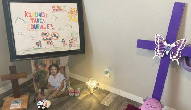 "La policía se quedó quieta mientras mataban a niños", a un año de la masacre en Texas