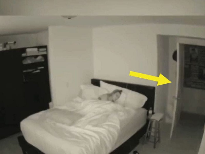 VIDEO: Coloca una cámara en su dormitorio y capta algo extraño