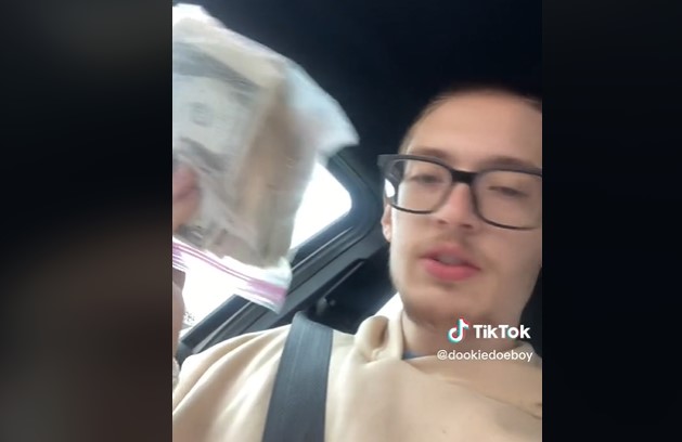 (VÍDEO) Fue a comer a McDonald's y por error le dieron una bolsa ¡con miles de dólares!