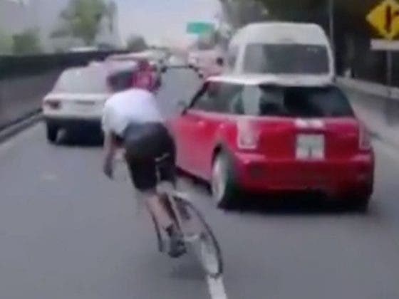 (VÍDEO) Ciclista se salva de morir atropellado en una avenida