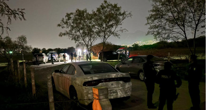 NL: Hallan a mujer muerta dentro de una camioneta en terreno baldío, en Guadalupe