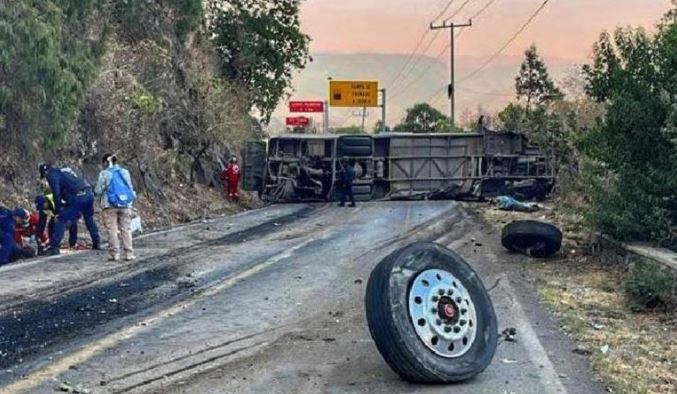 Edomex: Mueren 14 peregrinos tras volcarse su autobús en Malinalco