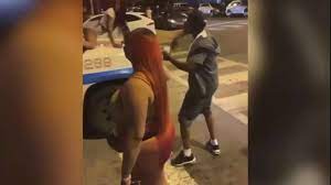 (VÍDEO) Mujeres de Chicago suben a patrulla y hacen "twerking" a los oficiales