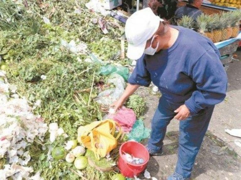 Adultos mayores buscan comida entre los basureros durante la pandemia