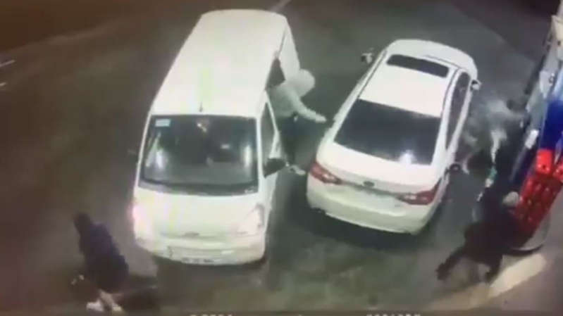 (VÍDEO) Moja con gasolina a tres ladrones y evita asalto; los hizo correr