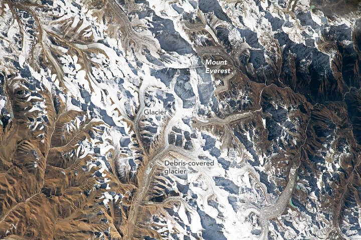Captan Everest sin nubes desde la Estación Espacial Internacional de la NASA