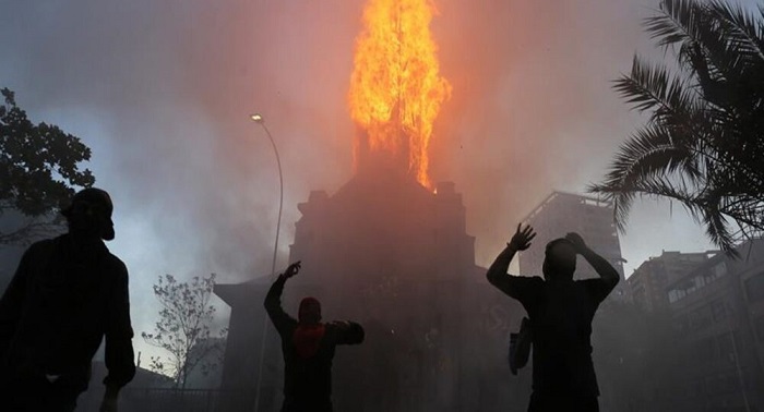 Queman iglesias en Chile en conmemoración por el primer aniversario de protestas