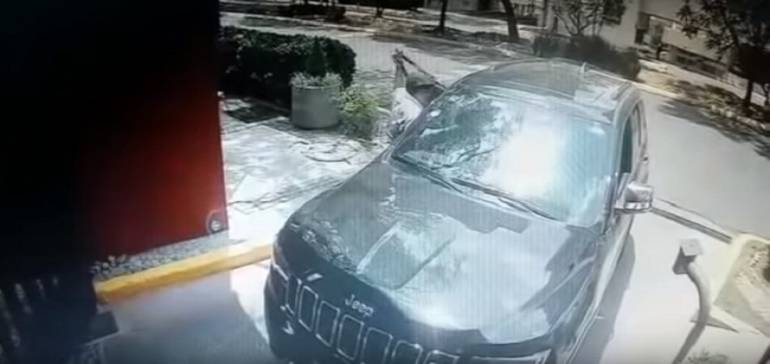 (VIDEO) Captan asalto en la entrada de una casa en Santa Fe, CDMX