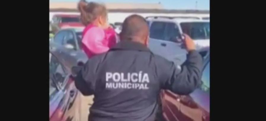 Rescatan a niña encerrada en un auto por sus papás en Mexicali