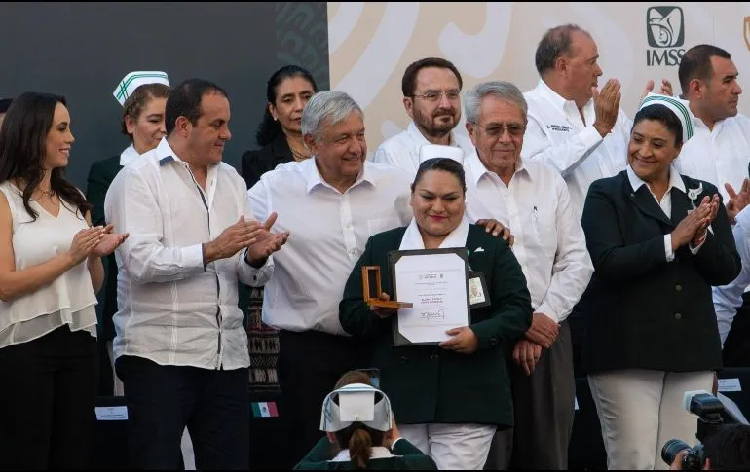 López Obrador pide a enfermeras que sean "guardianes contra corrupción"