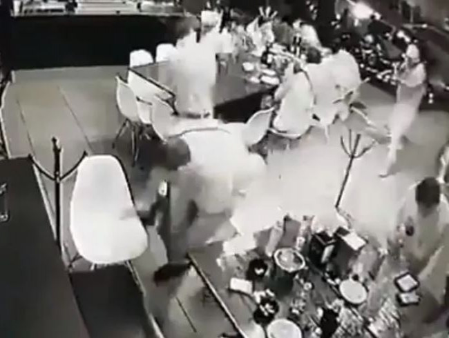 VIDEO: Así fue el ataque de dos sicarios a un bar en Uruapan