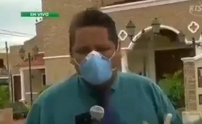 (VIDEO) ¡Conmovedor! Reportero de Ecuador llora durante transmisión en vivo