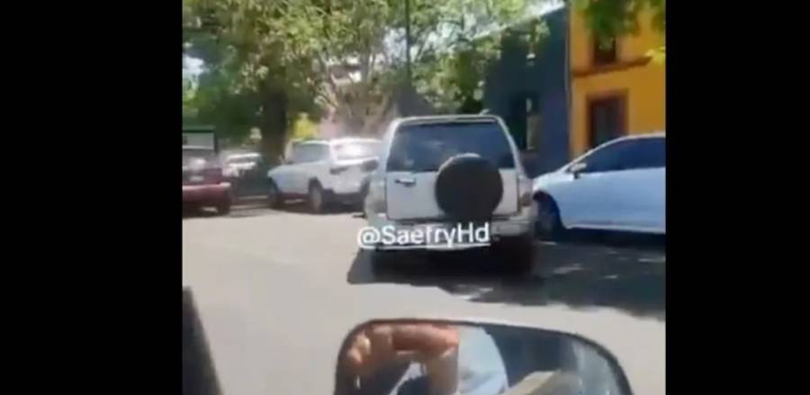 Mujer arrolla a motociclista tras discusión vial; video causa revuelo