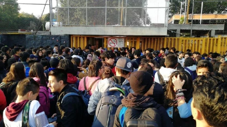 Manifestantes impiden la entrada de la Prepa 5 de la UNAM