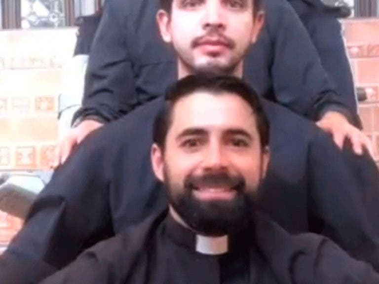 Video: Sacerdotes se "apoderan" de Tik Tok y hasta rapean