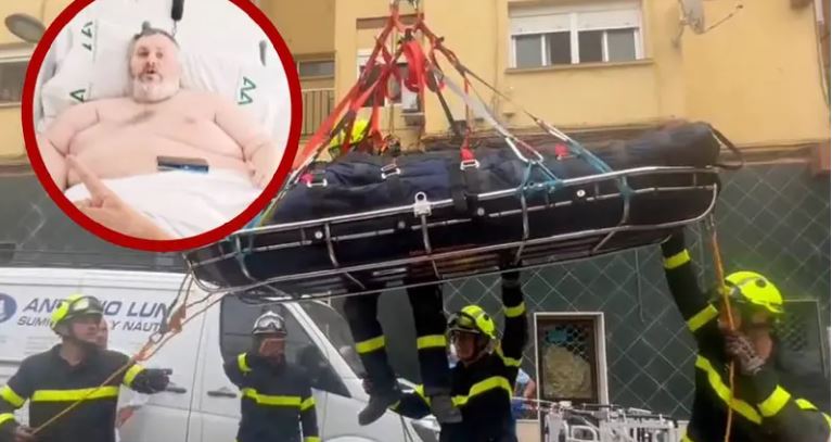 (VÍDEO) Bomberos españoles evacúan con grúa a un hombre de 300 kilos