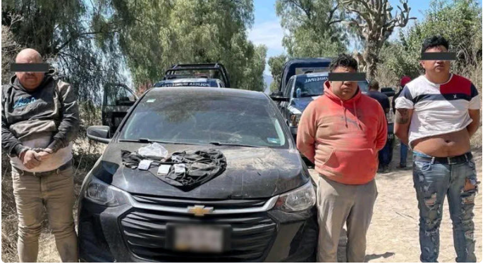 Detienen a grupo criminal que llevaba a 4 personas encajueladas en Puebla