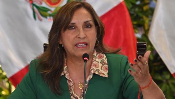 Presidenta de Perú retira a su embajador en México tras críticas de AMLO