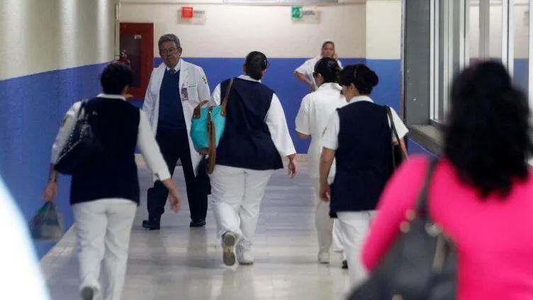 ¡El colmo! Para evitar agresiones, piden a enfermeras vestir de civil en la calle