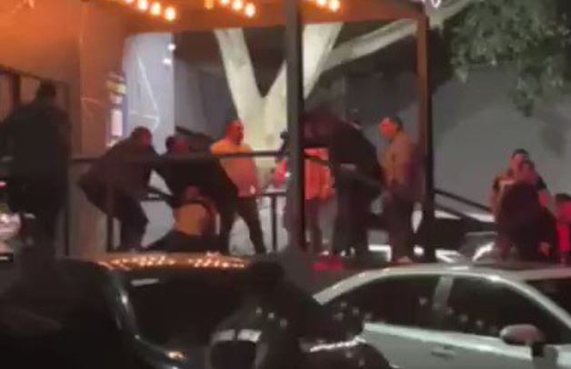 VIDEO: Elementos de seguridad dan golpiza a jóvenes en bar de Cuernavaca