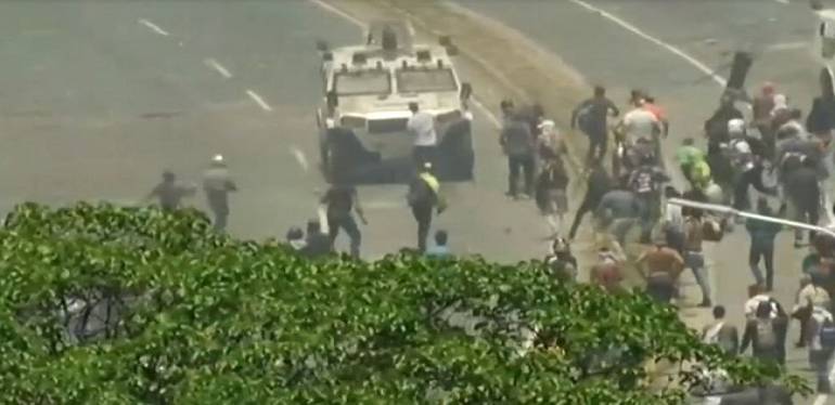 VIDEO: Tanquetas atropellan a manifestantes en Venezuela