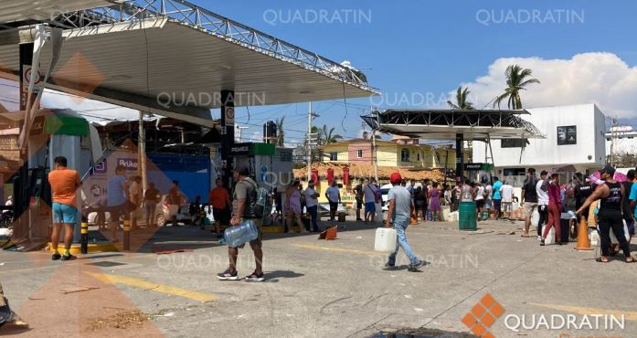 Por desesperación turistas y acapulqueños abren tanques de gasolina