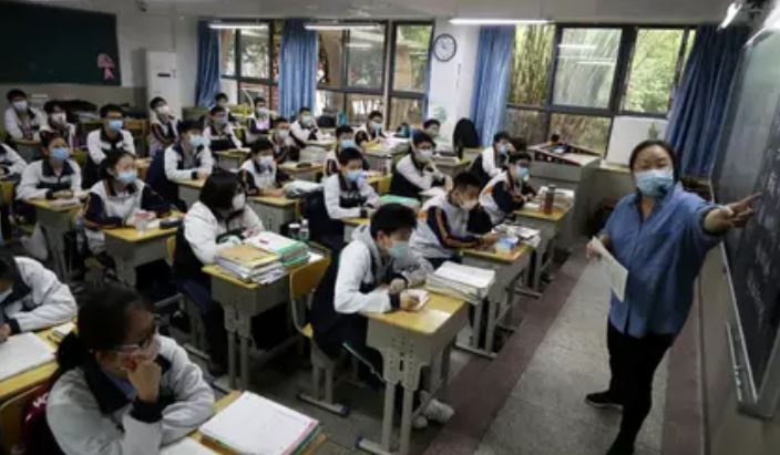 Estudiantes regresan a clase en Wuhan, ciudad china donde surgió la covid-19