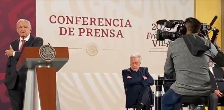 (VÍDEO) Bartlett se duerme en la mañanera frente a López Obrador