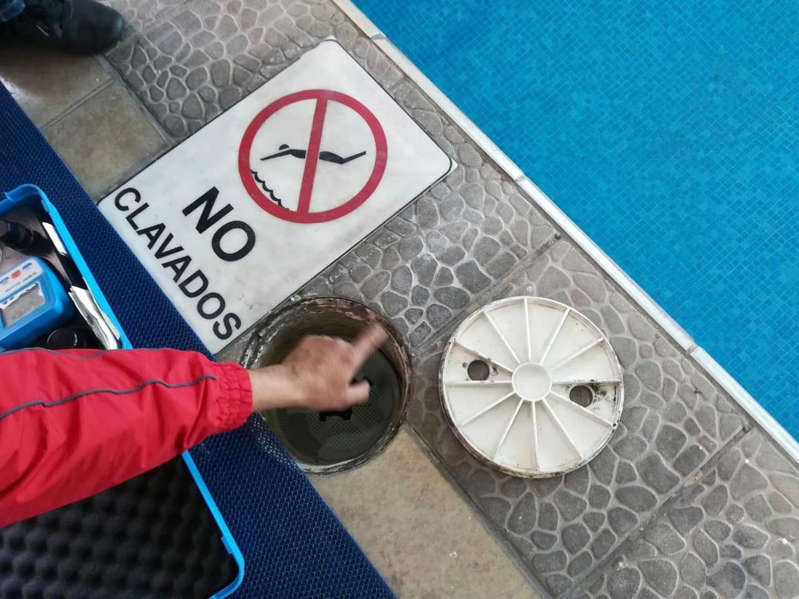 España: Hombre muere tras lanzarse a piscina de poca profundidad