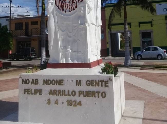 Roban 5 letras de bronce en monumento de Motul