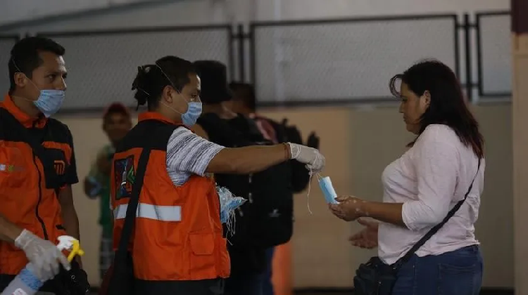 Priorizar atención a jóvenes sobre adultos mayores por Covid -19, viola derechos: Expertos