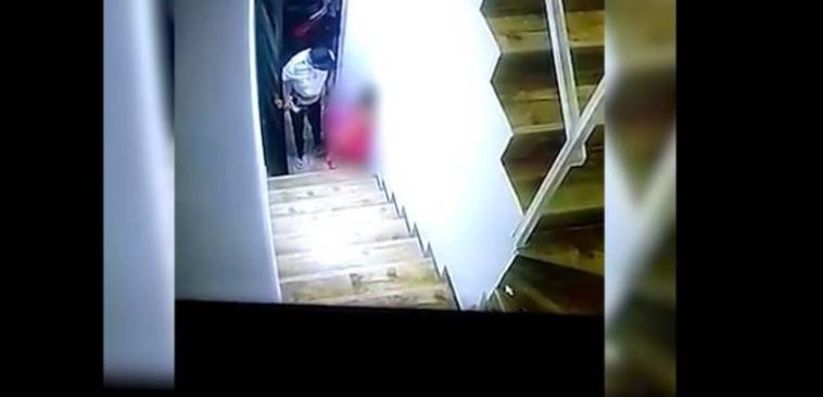 VIDEO: Captan a un hombre abusando de una niña de seis años en la calle